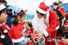 해피보트에 뜬 산타!... HD현대重 이상균 부회장, 직장어린이집 방문