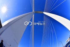 [국제포토] 6차로, 자전거 도로, 보도 구성된 제3연륙교