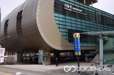 분당선 기흥역 지하이동통로 11년만에 복원...전국 최초 QR게이트 설치
