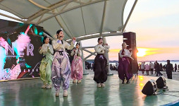 시니어 걸그룹 욜로, 태안 연포해수욕장 해맞이 축제서 열창...시민∙관광객 환호