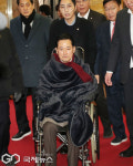 휠체어 타고 병원 이동하는 장동혁