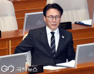 잠시 생각에 잠긴 김민석 총리