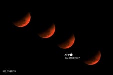 다중노출 기법으로 촬영한 개기월식