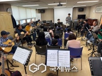 송파노인종합복지관, 세대 공감 하이파이브로 활짝