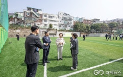 서울시 용산구, 주민 개방형 학교 인조잔디 운동장 조성
