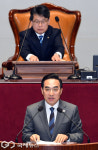 발언하는 박홍근 장관