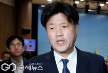 공천 관련 입장을 밝힌 후 기자회견장을 나서는 김용