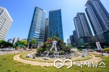 서울시 마포구, 공덕오거리 교통섬에 도심형 폭포 조성…새 랜드마크 탄생
