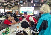 신영재 예비후보, 경로 행사서 어르신에 큰절…복지 확대 약속