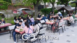 내곡 행복마실 산책하는 날...서초구, 홀몸 어르신 고독사 예방 나서