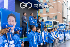 [포토] 우상호 강원특별자치도지사 후보, 춘천 출정식 후 홍천서 유세 시작