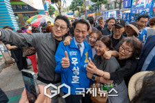 [포토] 우상호 강원특별자치도지사 후보, 강원 청년 유출 막겠다…삼척 유세에 대선급 인파