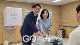 우형찬, 신월보건지소서 사전투표…배우자와 함께 참여