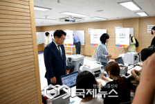 우형찬, 신월보건지소서 사전투표…배우자와 함께 참여