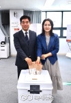 김병욱 후보, 신흥2동서 사전투표…배우자와 동행