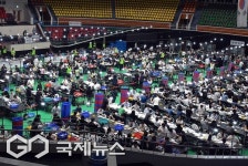 제주의 미래 가를 밤…한라체육관 개표 열기 후끈