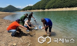 충주시, 뱀장어 치어 2만5천 마리 충주호 방류…내수면 어족자원 보호 추진