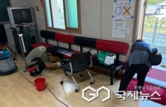 충주시, 용산동 경로당 12곳 대청소 실시…고령층 위생·감염병 예방 앞장