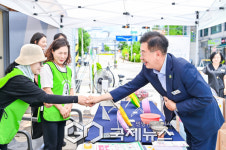 [GJ포토] 전진선 양평군수, 용담1리 자원순환마을 축제장 방문