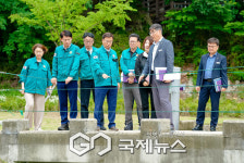 [GJ포토] 신상진 성남시장, 3일 야탑동 탄천변서 장마철 대비 점검 실시