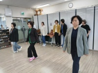 영덕군가족센터, 대경대와 시니어 모델 워킹 특별 교육 실시