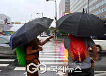 [국제포토] 우산 속 대화