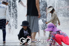 [GJ포토] 장승다담공원 물놀이터서 더위 식히는 남양주 어린이들