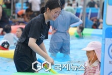 화천 사내체육공원에 뜬 토마토 축제… 동심 사로잡은 물놀이
