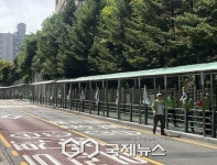 광복절의 의미 되새겨요… 성북구 돈암1동, 등굣길 태극기 물결