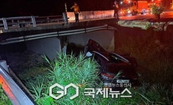 횡성 청일면 초현리마을회관 인근, SUV 가드레일 충격 후 3m 아래 하천 추락