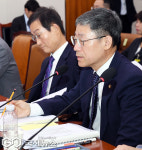 답변하는 노경필 법원행정처장