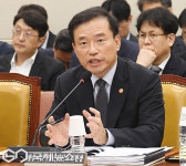 답변하는 김종철 위원장