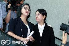 사퇴 기자회견 후 소통관 나서는  용혜인 후보자