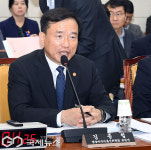 질의에 답변하는 김종철 방미통위 위원장