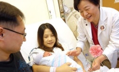 카네이션 한 송이에 어르신들 웃음꽃 활짝