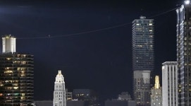 ‘외줄타기 명인’ 닉 왈렌다  시카고 초고층빌딩 야간 횡단 성공