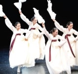 [송년기획:문화계 한 해를 돌아본다] <4>무용계: 주목받는 한국 전통무용…창작열은  낮아 아쉬움