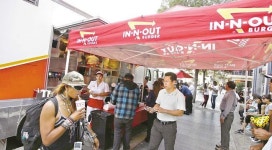 인앤아웃 푸드트럭 등장