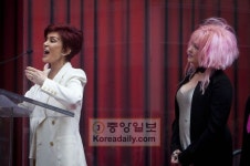 [사진]80년대 팝 아이콘 신디 로퍼 헐리웃에 별을 남기다