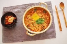 양은냄비에 끓인 라면과 김치