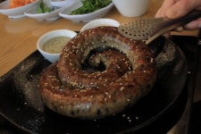  순대로 스테이크를? 대학로 이색 맛집 ‘순대실록’ 화제 