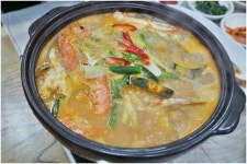 거제 포로수용소 유적공원 맛집 큰집…제철해물 듬뿍 들어간 대하꽃게탕, 해물탕 인기 