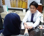  이명기 원장, 외국인 대상 아토피, 건선, 두드러기 진료 