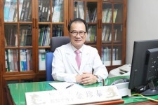  도로 위 빨간불, ‘스몸비족’ 주의보…교통사고후유증, 한의원 치료의 특성과 효과는? 