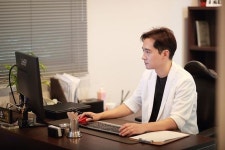  꺼진 볼륨과 탄력 잃은 얼굴 자연스럽게 개선하는 스컬트라, 속부터 챙겨주는 특성은? 