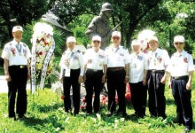  6·25참전유공자회 기념 동상에 헌화 