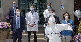 뉴욕한인회, 내일재단 기부 방호복 홀리네임병원 전달