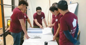 부스 제작사지만 티셔츠까지 만들며 버텨