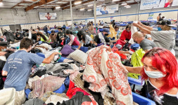 손님들로 북적이는 굿윌 중고품 매장