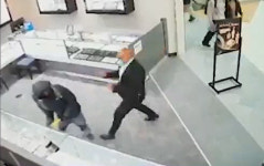 보석상 주인 강도 퇴치